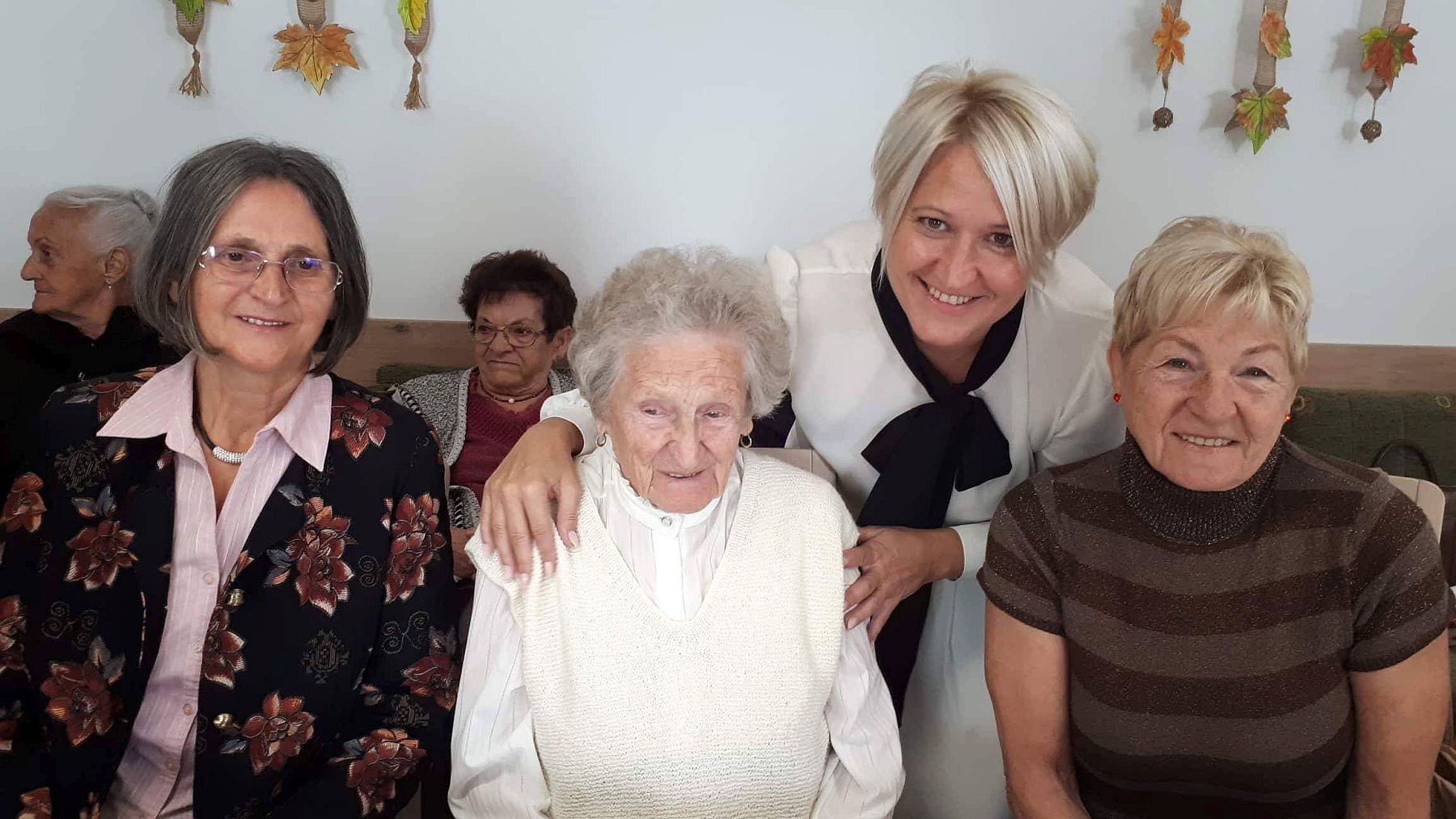 A 90 esztendős Peresztegi Nagy Istvánné Saci nénit köszöntötték